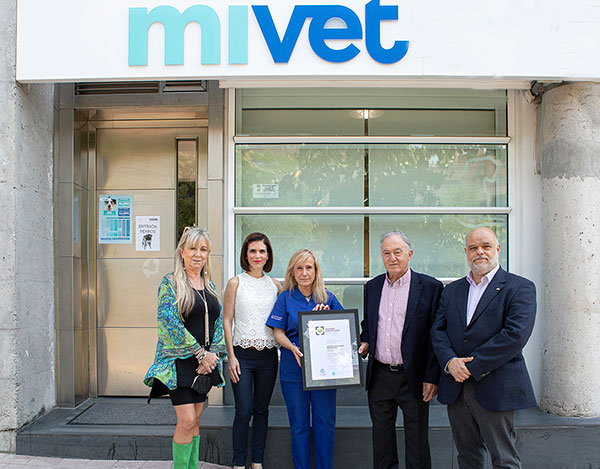 El centro veterinario ‘Mi Vet/Moncan’ recibe su certificación de calidad